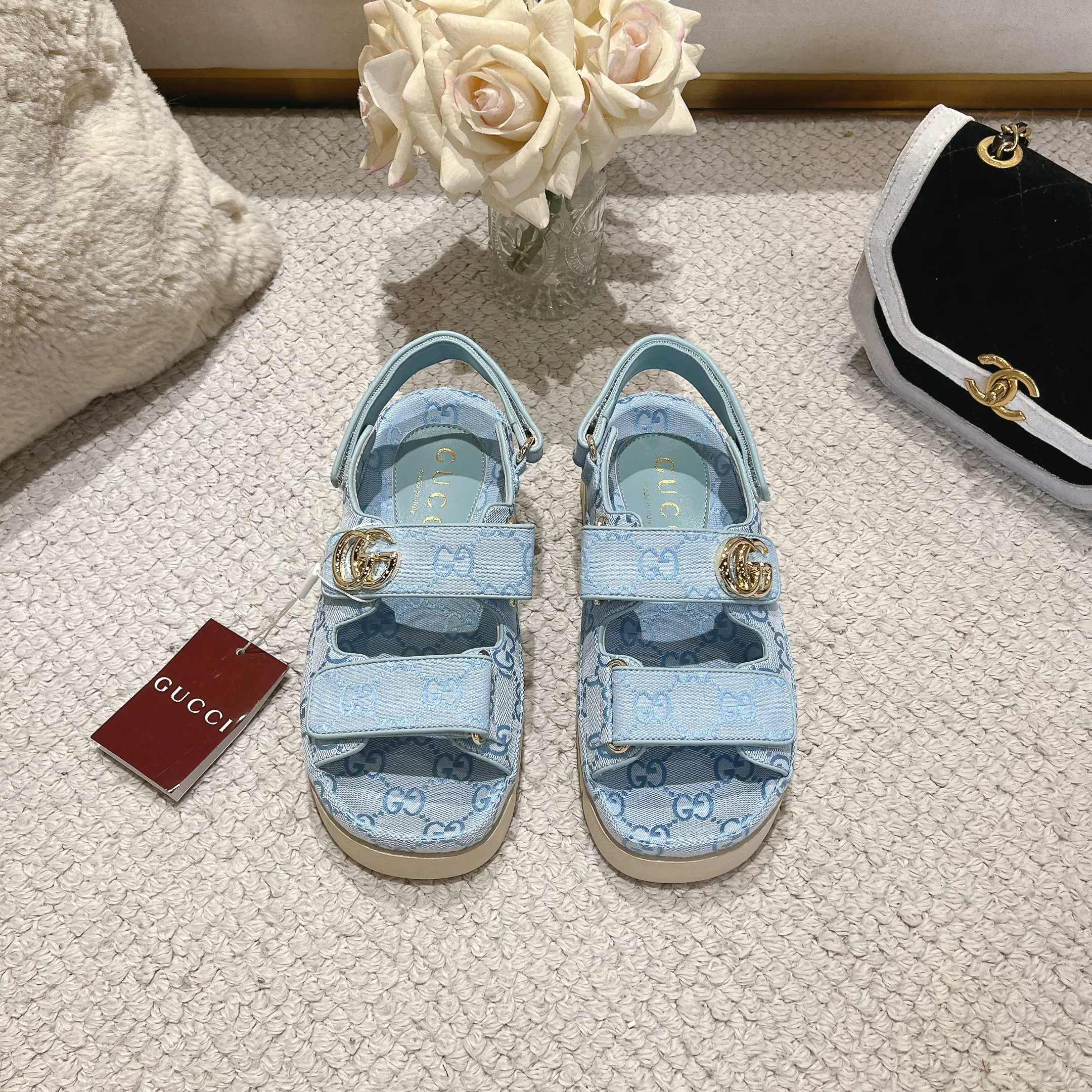 👟👟Ex-factory price 500👟👟Gucci’s modern design aesthetic explores the path of unique craftsmanship, cleverly integrating the brand’s classic elements with its beloved brand logo. The sandal is embellished with the beloved Double G hardware, adding a touch of understated branding to the design, complementing the versatility of the Velcro straps. Outsole: Wear-resistant and easy-to-bend sawtooth rubber foam sole! Ultra-light sole. Natural PU heightening insole. Size: Female 35-41#